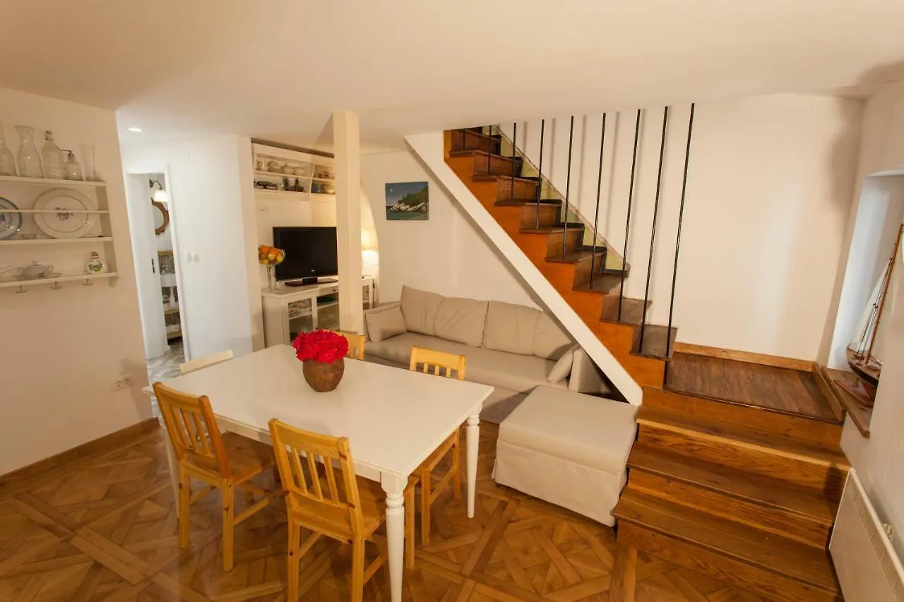 Barbarossa House With Parking Apartment Cres